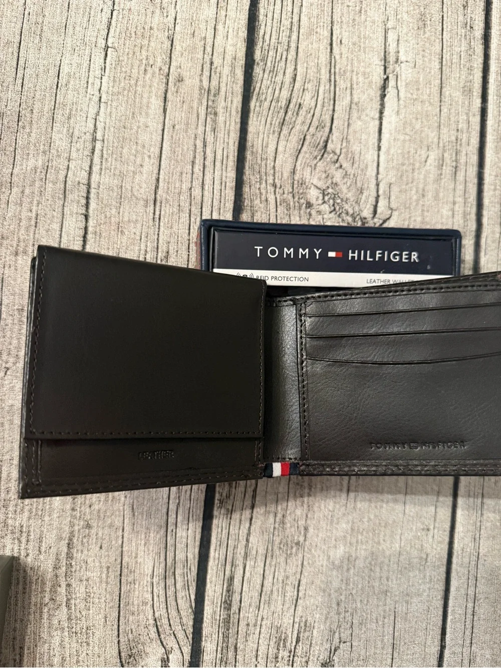 NWT! Tommy Hilfiiger men’s leather wallet and valet. In box, ready to gift!